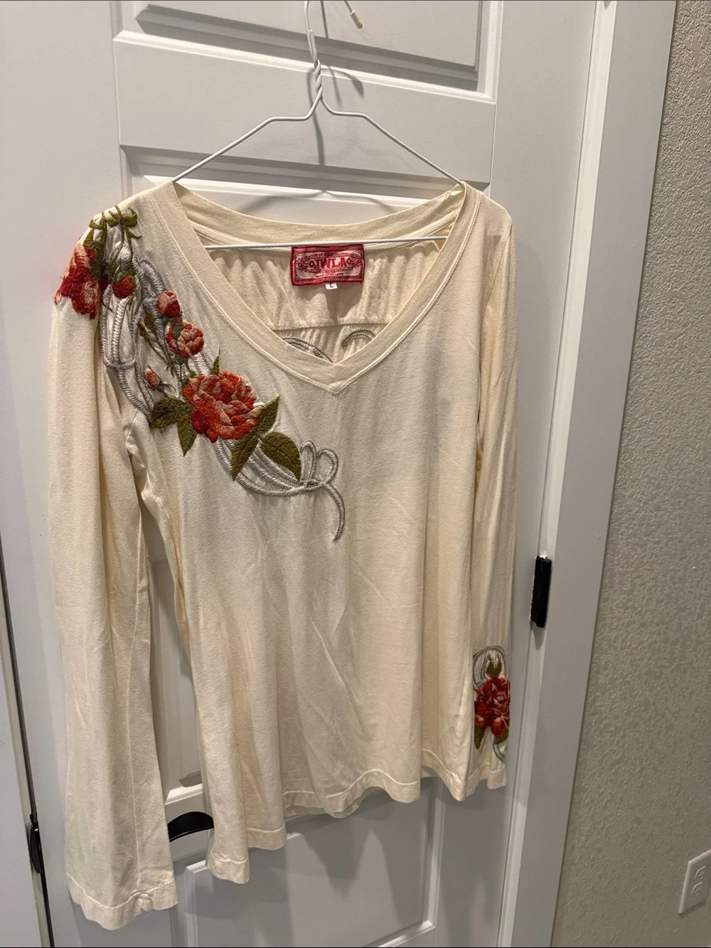 Vintage OWLA Cream V-Neck Long Sleeve Top with Red Floral Embroidery